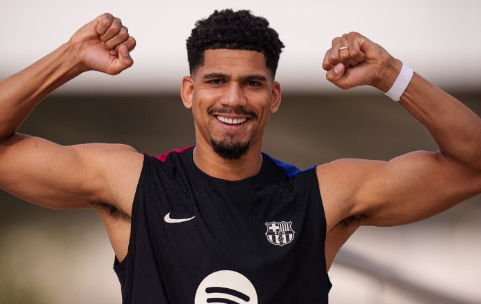 Ronald Araujo se ejercita con el grupo, pero con un vendaje en la rodilla